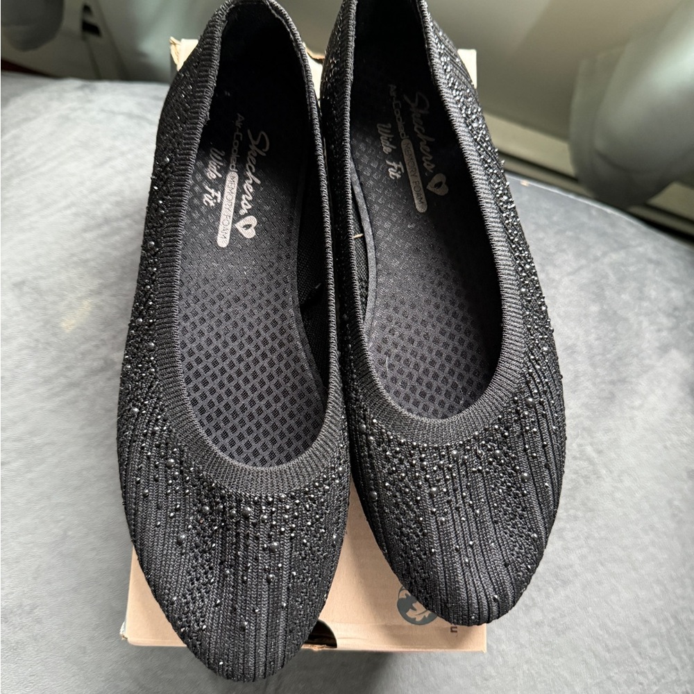 NIB Skechers Women's Black Beaded Flats size 8 WIDE